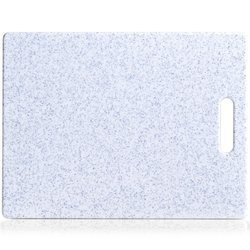 Műanyag vágódeszka, gránitot utánzó megjelenéssel, tartós és praktikus dísztermék.