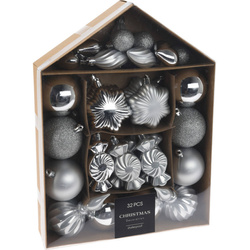 32 darab különböző formájú karácsonyi dísz.