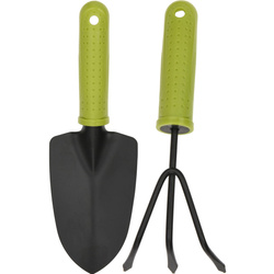 Alapvető kertészeti eszközök, készlet, gereblyék és kis lapát.