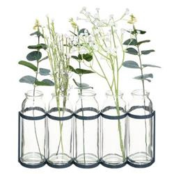 Üvegvázák fém állványon, művirágokkal.