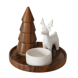 Gyertyatartó fenyőfával és figurával SKANDO, magassága 12 cm