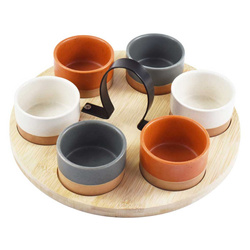 Snack tálkák bambusz tálcán, fogantyúval a könnyű szállításhoz.