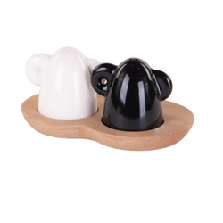 Só- és borsszóró fából készült talapzaton