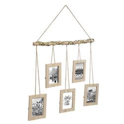 Képkeretek készlete, egy faágra akasztva.