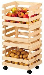 Fából készült zöldséges, masszív kerekekkel ellátott polc, tökéletes kamrába vagy pincébe.