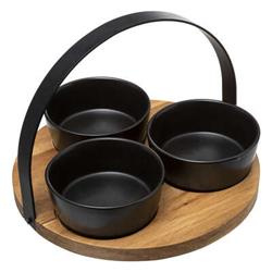 Fekete snack tálkák fából készült tálcán fogantyúval.