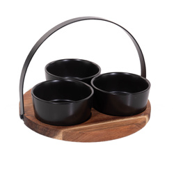 Fakanál tányérok fából készült tálcán